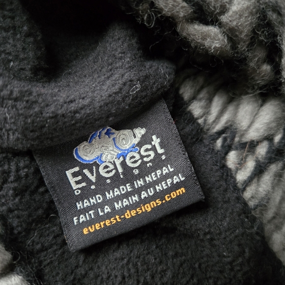 Everest Designs Wool Handcrafted Pompom Hat - Picture 6 of 7